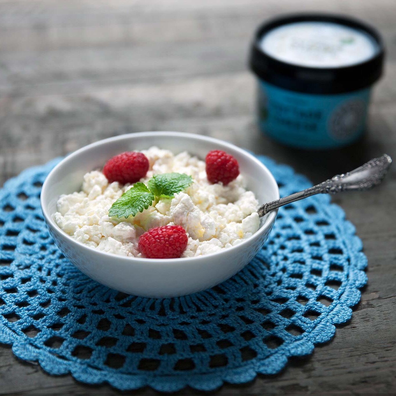 Økologisk Cottage Cheese med bær. Foto: Geir Foden.