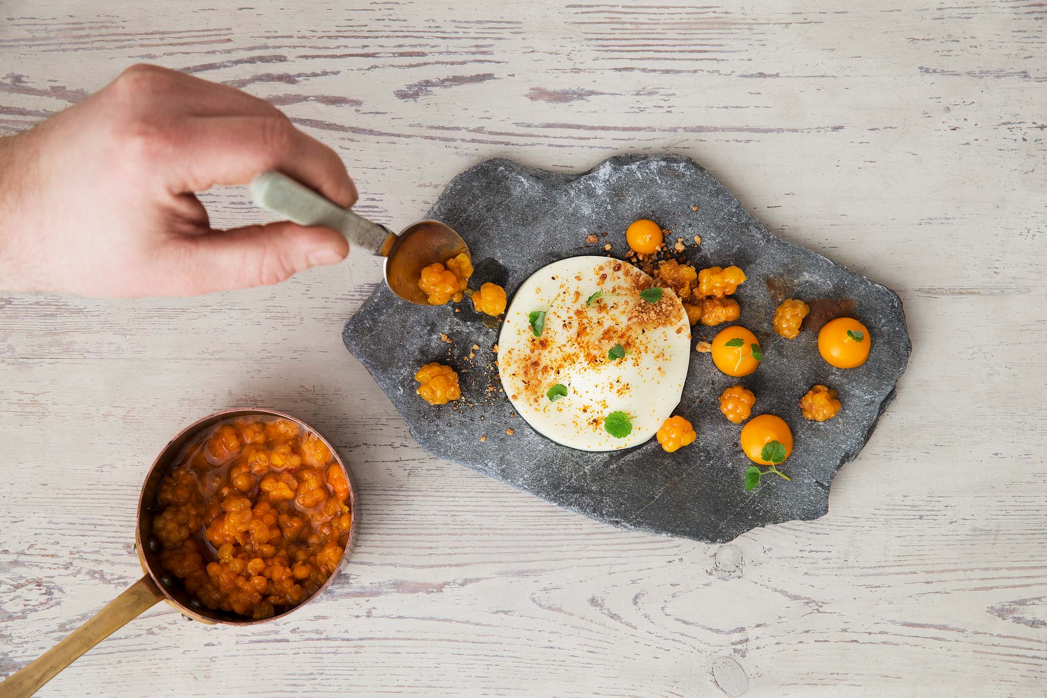 Tjukkmjølkspannacotta med lune bær. Foto: Geir Foden.