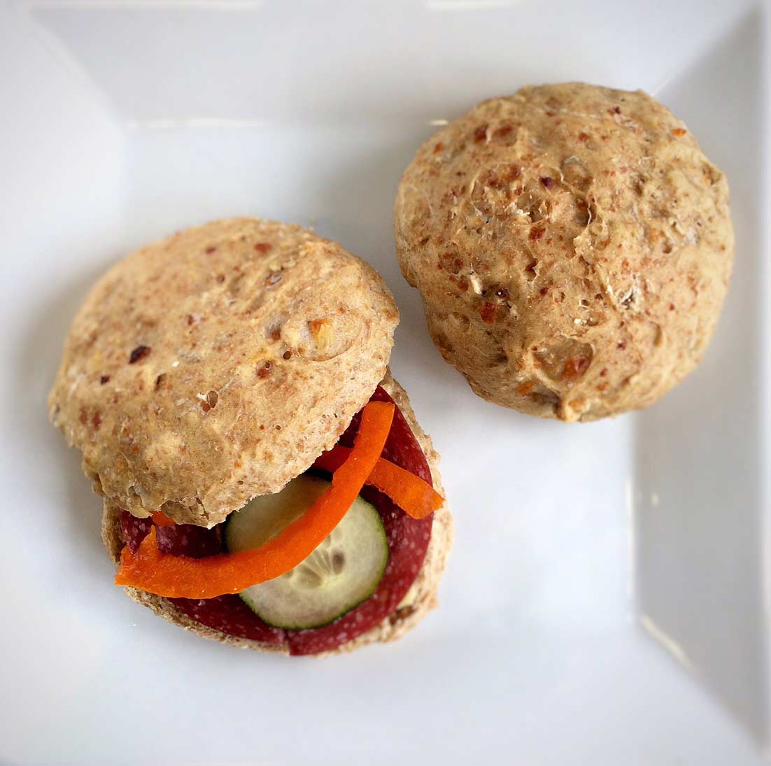 Speltrundstykker med cottage cheese