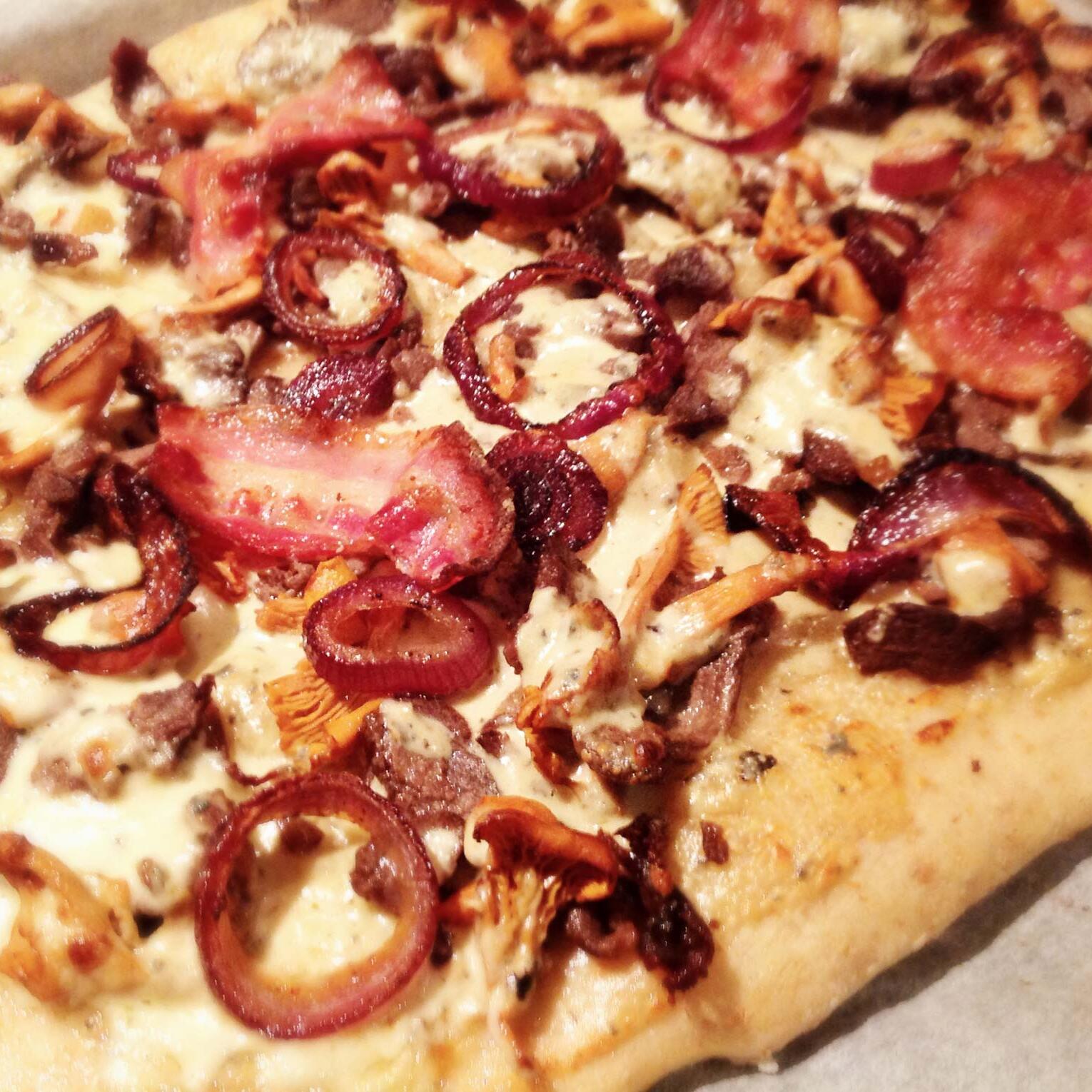 Hvit pizzasaus med blåmuggost