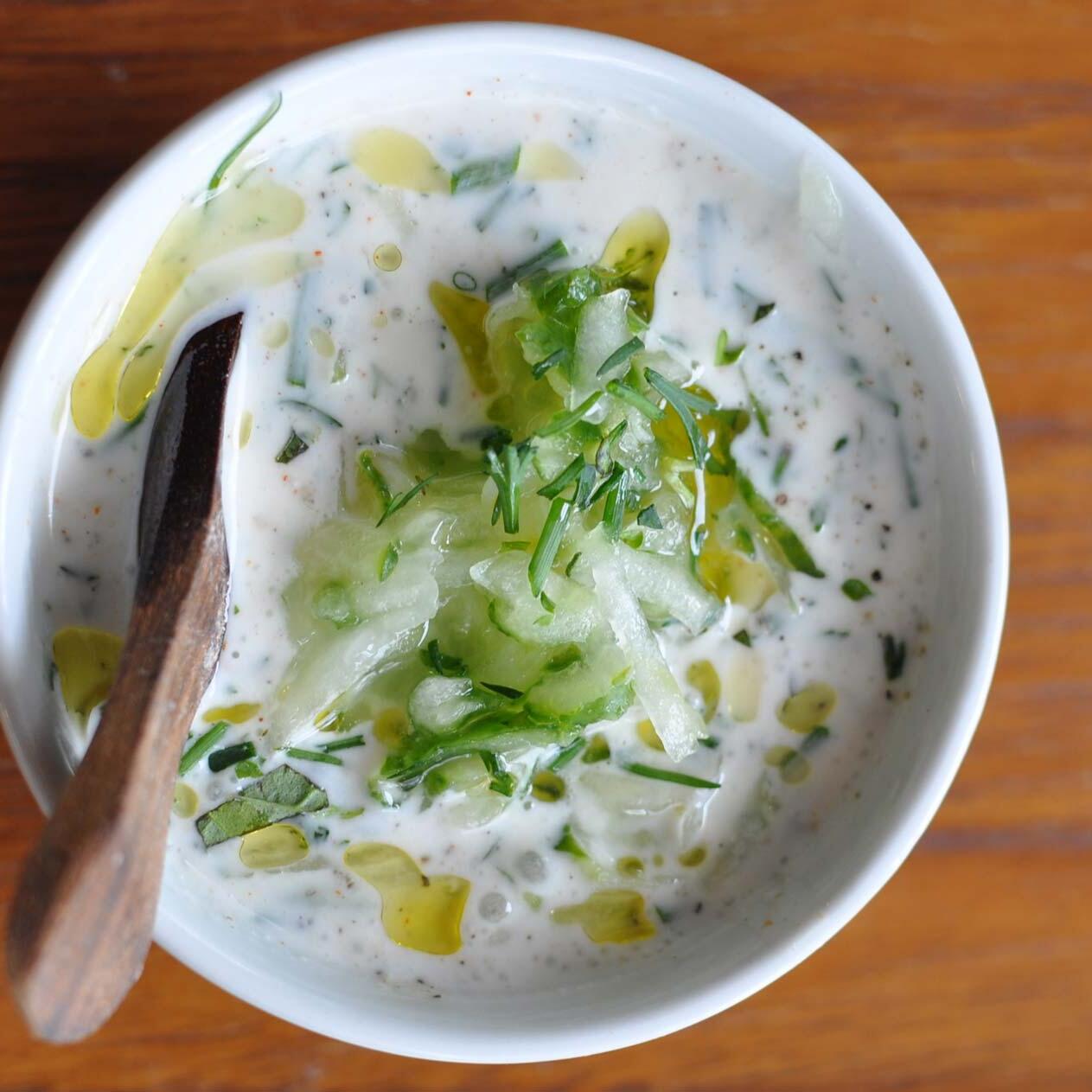 Råstekte poteter med yoghurtdipp og salat