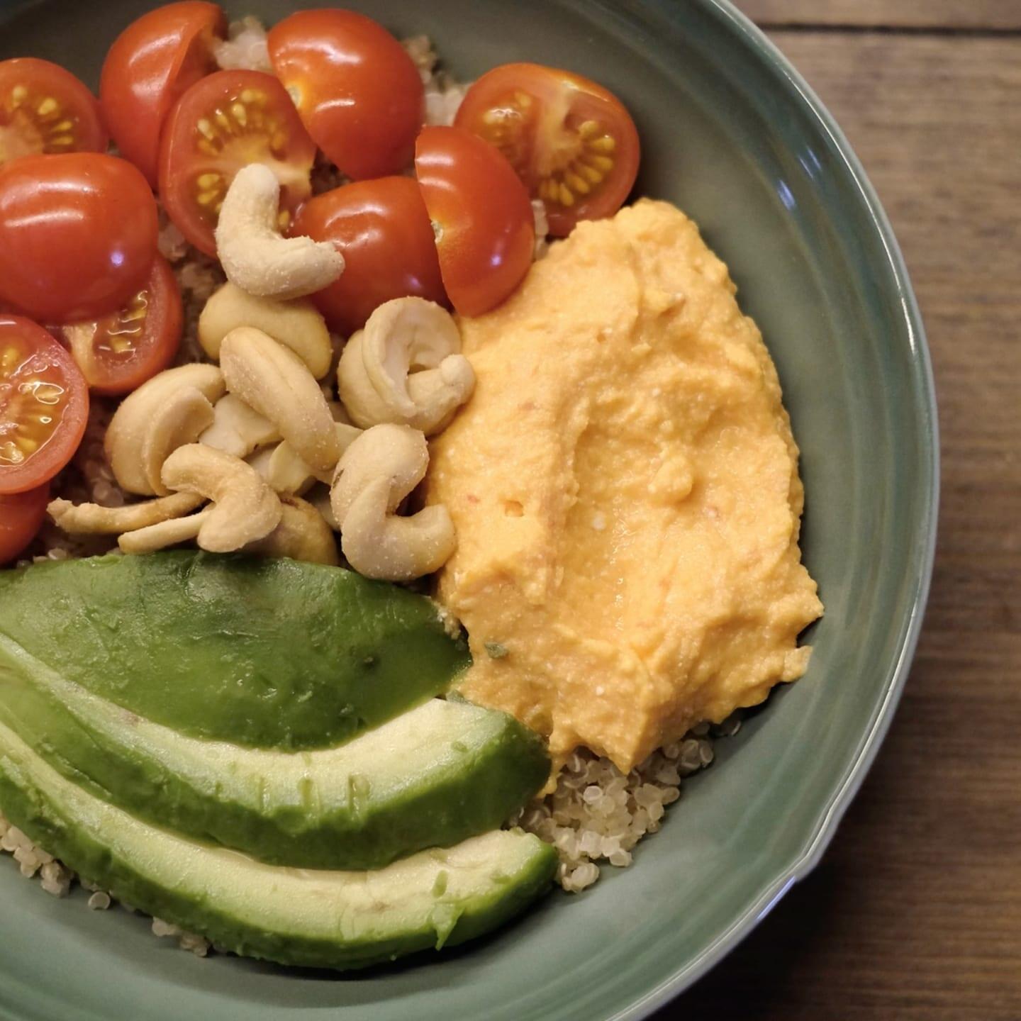 Quinoabowl med proteinrik søtpotetmos