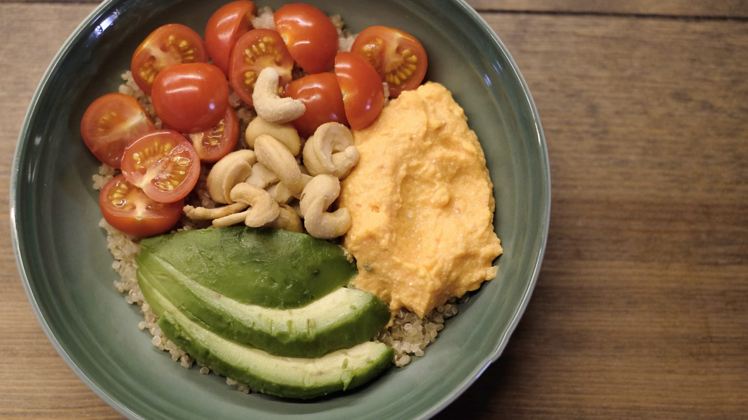 Quinoabowl med proteinrik søtpotetmos