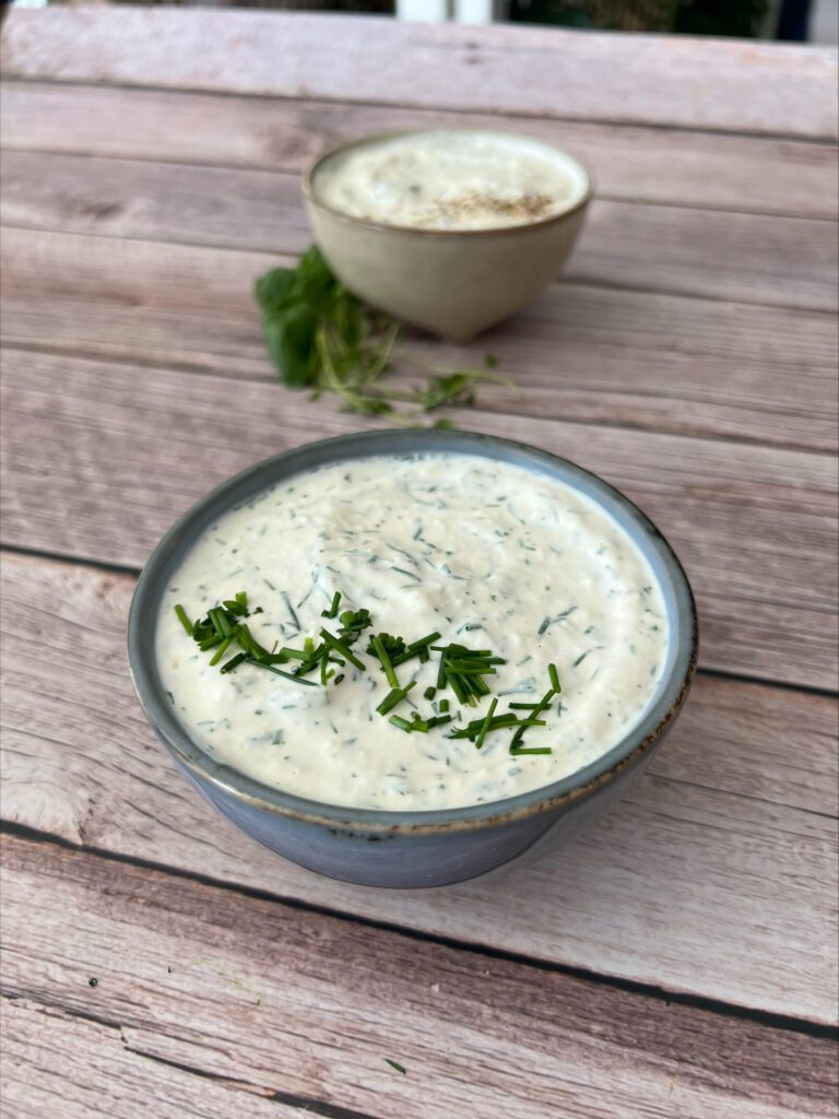 Dill- og gressløkdressing med lettrømme