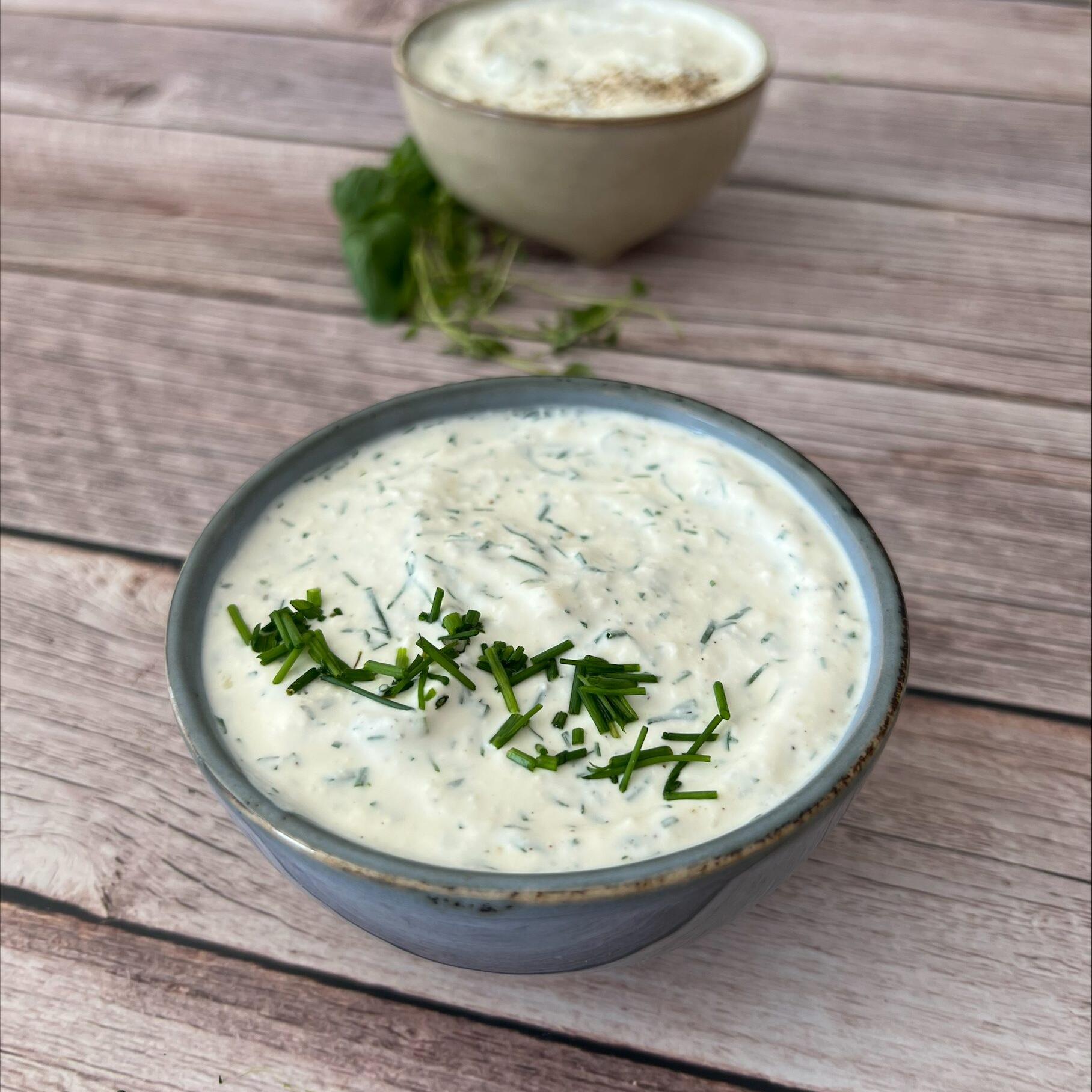 Dill- og gressløkdressing med lettrømme