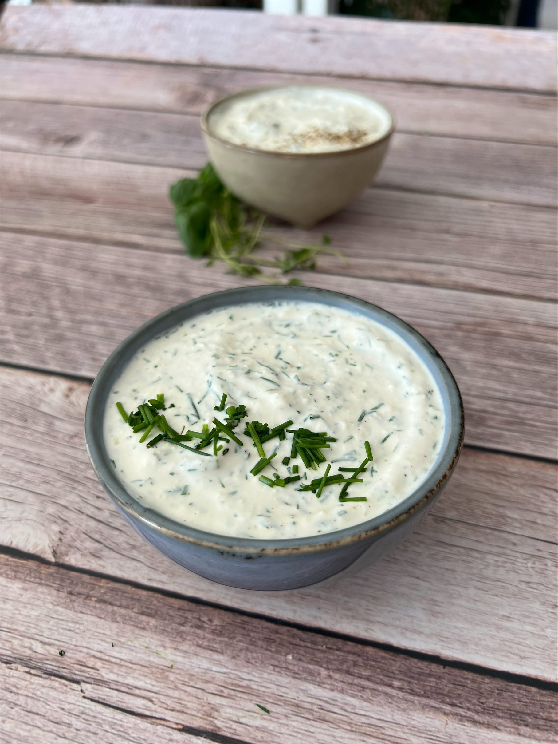 Dill- og gressløkdressing med lettrømme