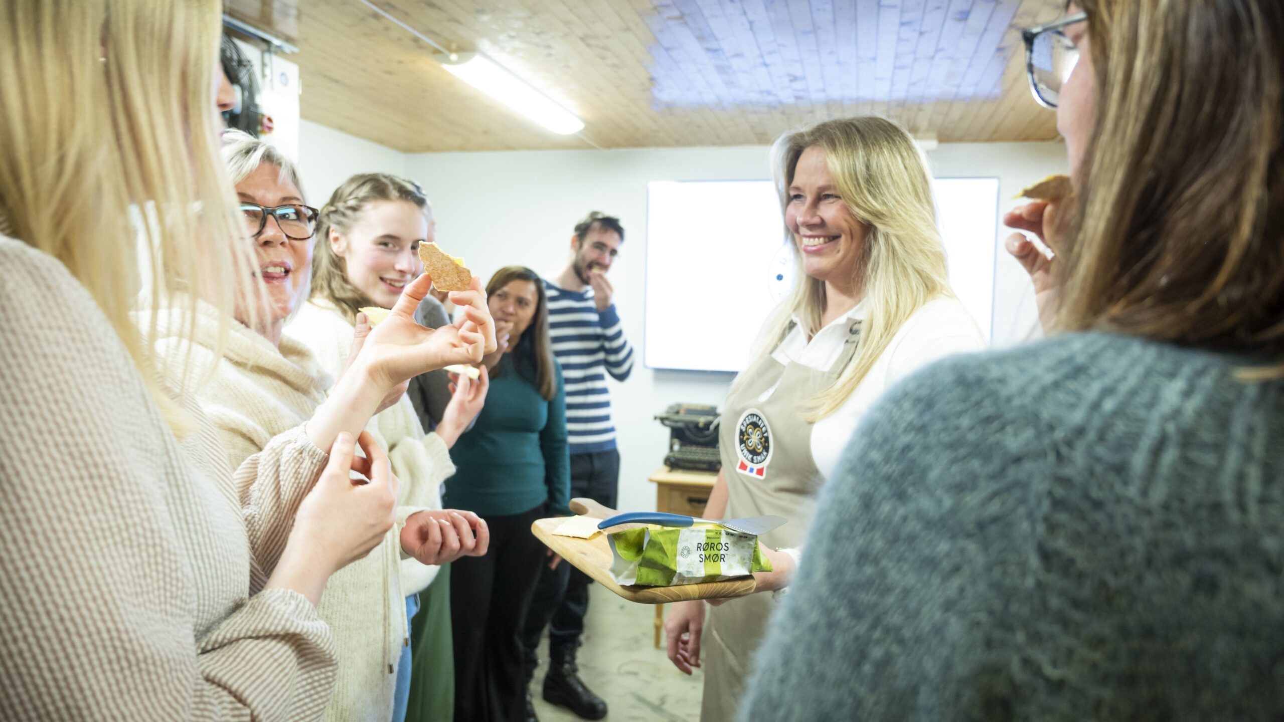 Mange smaksprøver under omvisning på Rørosmeieriet