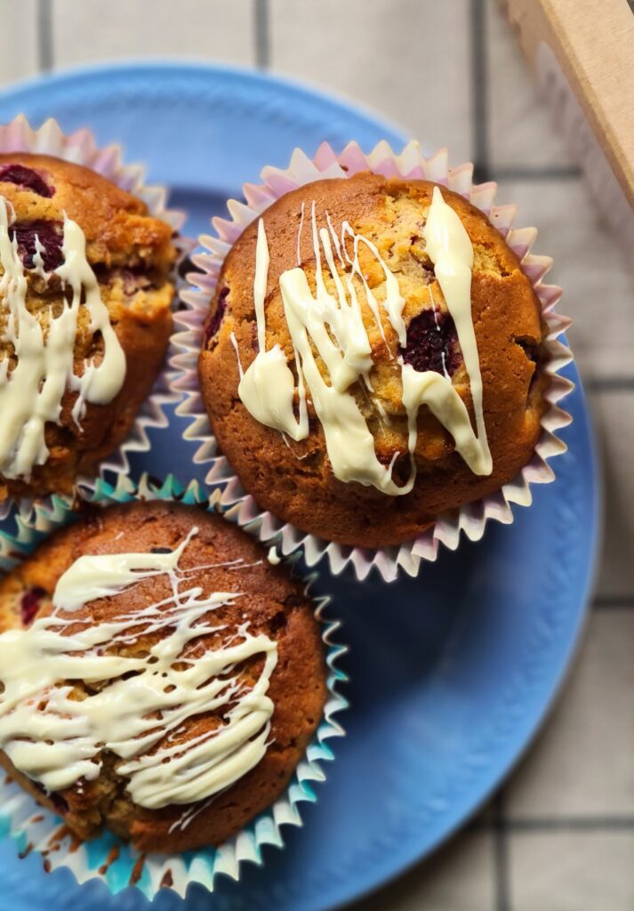 Muffins med hvit sjokolade og bringebær