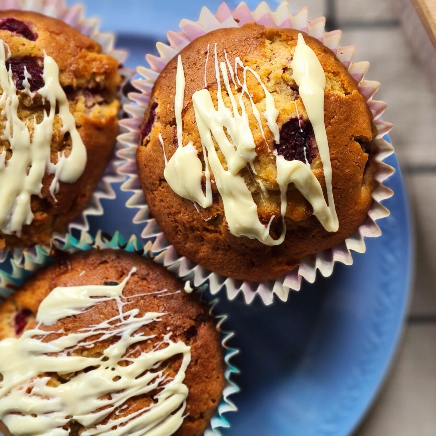 Muffins med hvit sjokolade og bringebær