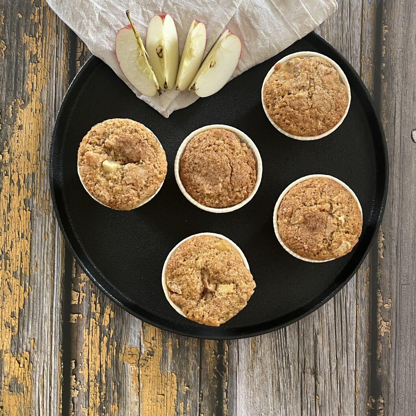 Fem eplemuffins og fire båter med epler, dandert pent på en tallerken