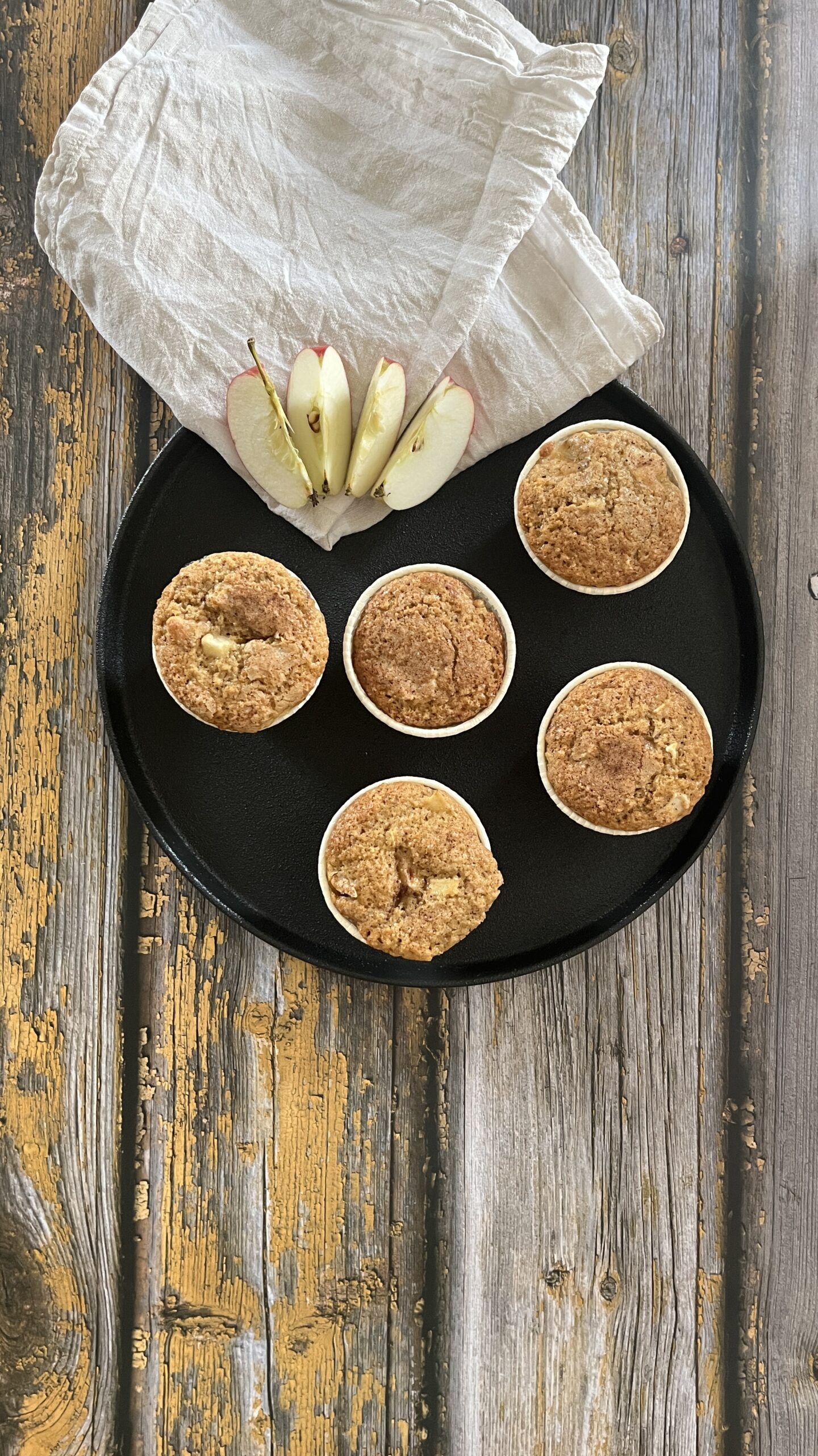 Fem eplemuffins og fire båter med epler, dandert pent på en tallerken
