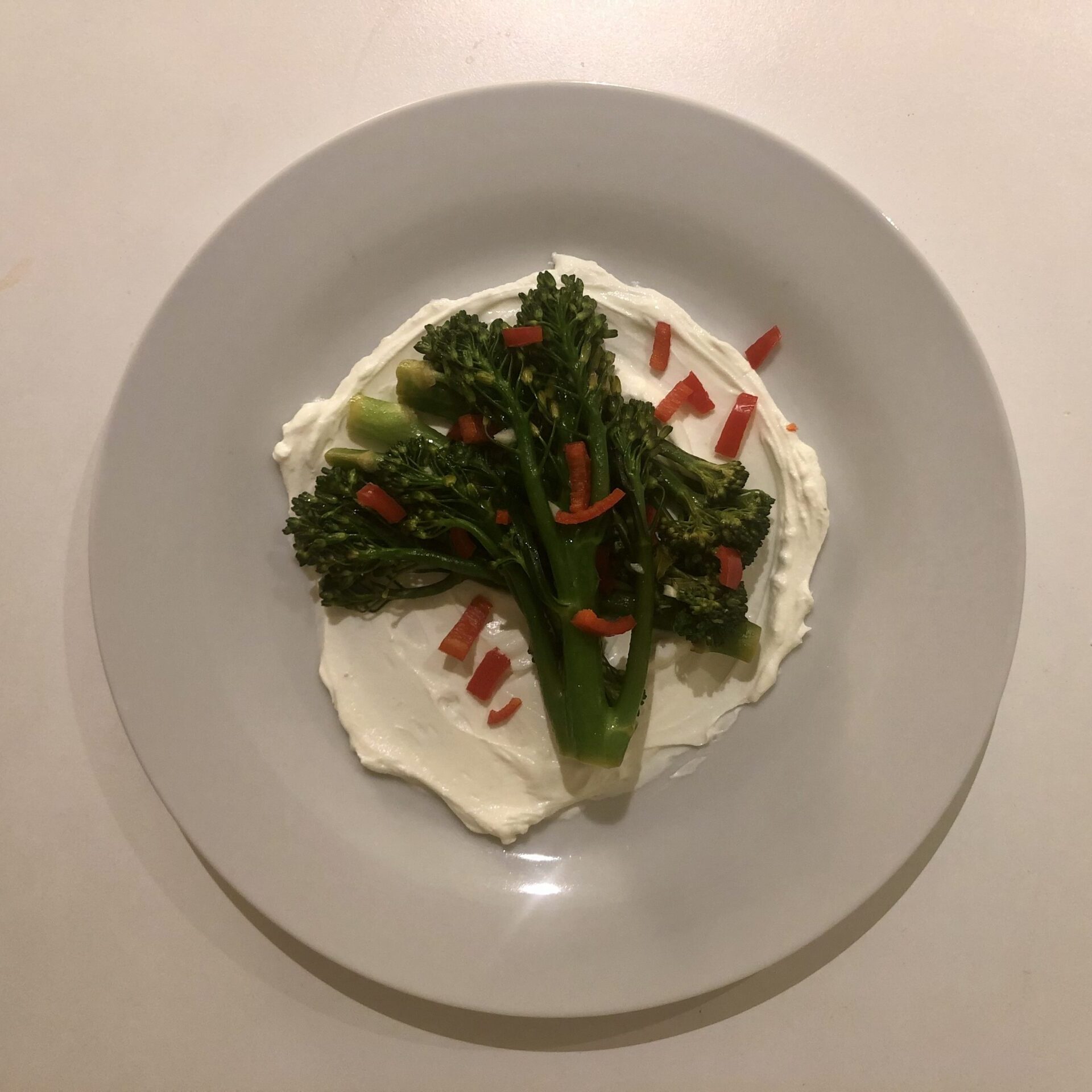 Marinert brokkoli på en seng av hengt yoghurt