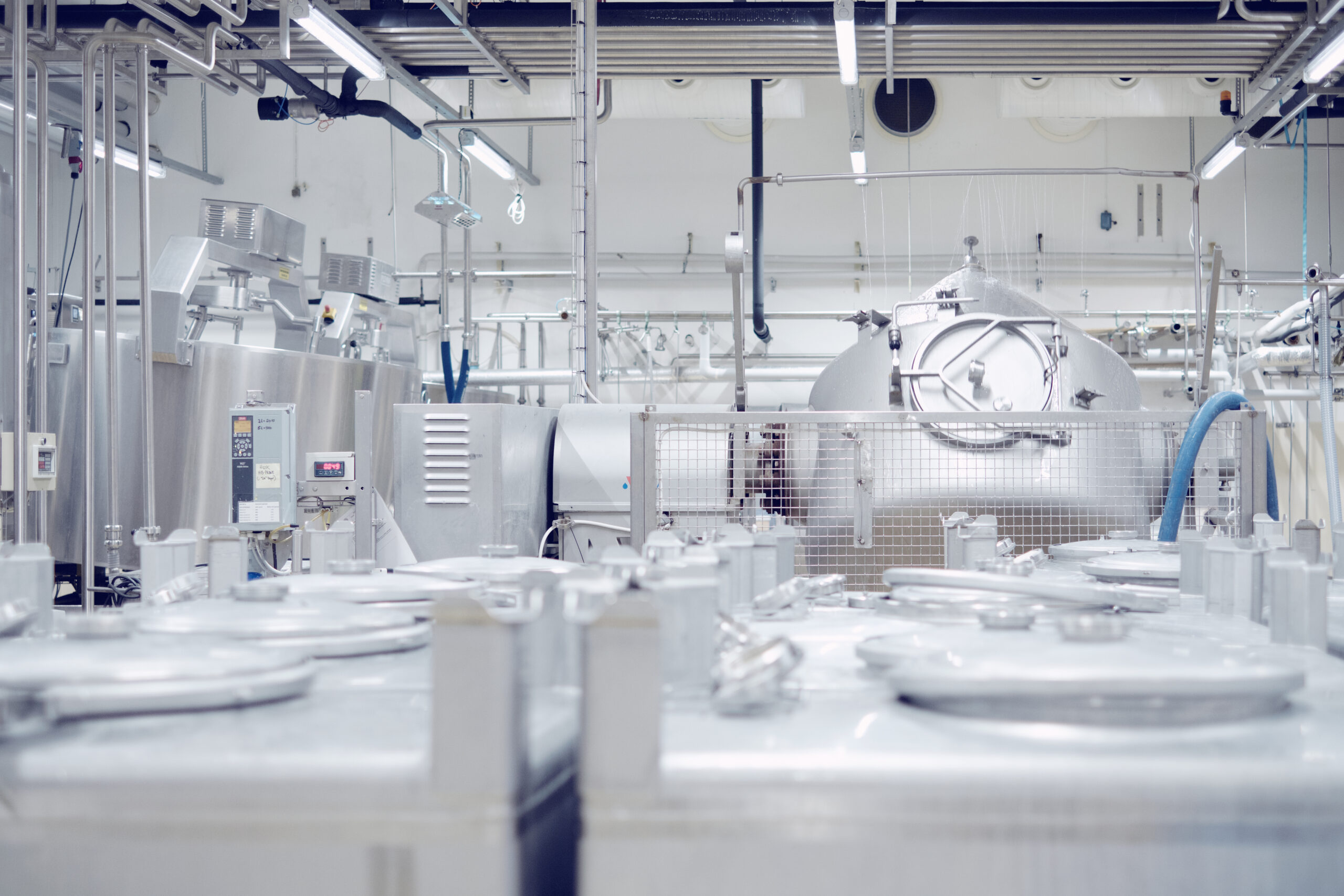 På denne arbeidsplassen finnes det mange store maskiner